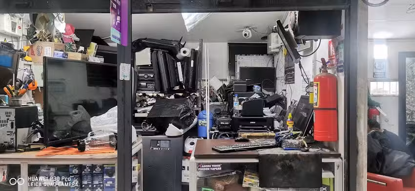 T&eacute;cnico computadoras La Capullana, latops Enrique Ramos